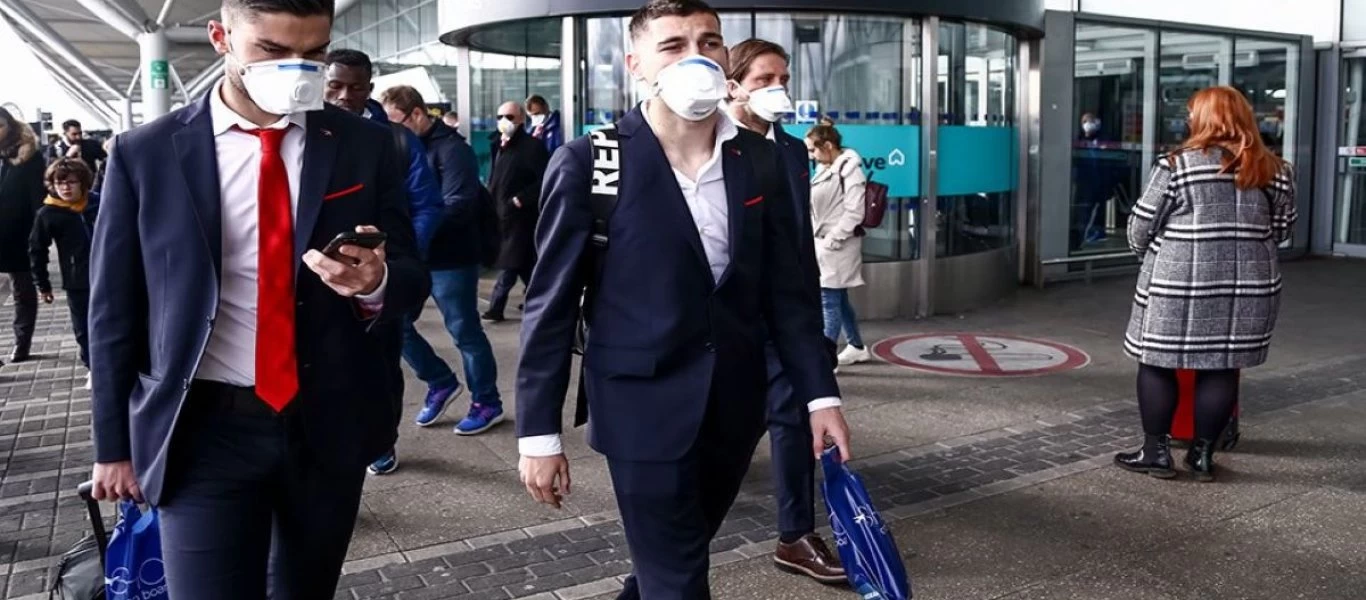 Ο κορωνοϊός τρόμαξε και τους παίκτες του Ολυμπιακού: Με ιατρικές μάσκες στο Λονδίνο για τη ρεβάνς με την Άρσεναλ